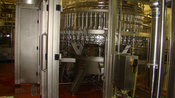 Výrobní linka — plnění PET lahví